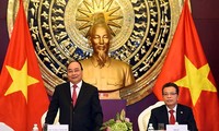 Thủ tướng gặp gỡ cán bộ, nhân viên Đại sứ quán Việt Nam và cộng đồng Việt kiều tại Bắc Kinh