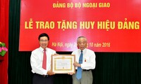 Đảng ủy Bộ Ngoại giao trao tặng Huy hiệu Đảng cho các đảng viên
