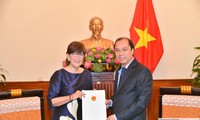 Trao Giấy chấp nhận lãnh sự cho Tổng Lãnh sự Bỉ tại Hà Nội 