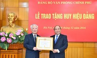 Trao Huy hiệu 55 năm tuổi Đảng tặng nguyên Phó Thủ tướng Vũ Khoan 
