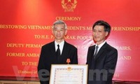 Trao tặng Huân chương Hữu nghị cho nguyên Đại sứ Thái Lan tại Việt Nam 