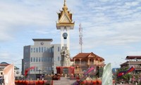 Khánh thành tượng đài hữu nghị Việt Nam-Campuchia và Đài độc lập tỉnh Kompong Chhnang 