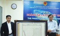 Huyện Hoàng Sa, thành phố Đà Nẵng tiếp nhận tấm bản đồ quí về Hoàng Sa do một Việt Kiều tặng