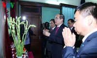 Chủ tịch Ủy ban TW MTTQ Việt Nam Nguyễn Thiện Nhân dâng hương tưởng nhớ Chủ tịch Hồ Chí Minh