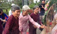 Cựu binh Mỹ dâng hương tưởng niệm nạn nhân vụ thảm sát Sơn Mỹ, Quảng Ngãi 