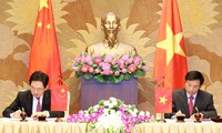 Tiếp nhận quà tặng của Chính phủ Trung Quốc tặng Quốc hội Việt Nam