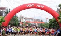 450 vận động viên Việt Nam và quốc tế tham gia giải chạy bán marathon “Cung đường Hạnh phúc” 