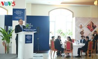 Thủ tướng Nguyễn Xuân Phúc nhận bàn giao Việt Nam giữ vai trò chủ nhà Hôi nghị WEF ASEAN năm 2018
