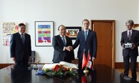 Thủ tướng Nguyễn Xuân Phúc gặp Thủ hiến kiêm Thị trưởng Berlin