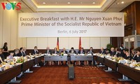 Thủ tướng Nguyễn Xuân Phúc đối thoại với các nhà đầu tư hàng đầu của Đức            