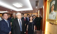 Tổng Bí thư Nguyễn Phú Trọng thắp hương tưởng niệm Đại tướng Nguyễn Chí Thanh
