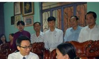 Phó Thủ tướng Vũ Đức Đam thăm và tặng quà gia đình chính sách tỉnh Kon Tum 