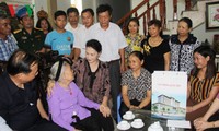 Chủ tịch Quốc hội Nguyễn Thị Kim Ngân thăm, tặng quà gia đình thương binh, liệt sỹ tại Hải Dương