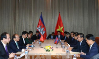 Thủ tướng Nguyễn Xuân Phúc gặp Thủ tướng Campuchia Samdech Techo Hun Sen