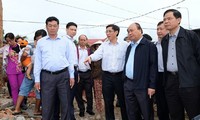 Thủ tướng Nguyễn Xuân Phúc kiểm tra tình hình khắc phục thiệt hại bão Damrey tại Khánh Hòa