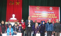 Hoạt động tặng quà Tết gia đình chính sách, người nghèo, nạn nhân chất độc da cam tỉnh Hà Nam 