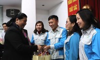 Phó Chủ tịch Thường trực Quốc hội Tòng Thị Phóng chúc Tết công nhân môi trường đô thị Hà Nội 