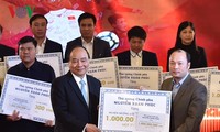 Thủ tướng Nguyễn Xuân Phúc trao quà cho 20 huyện nghèo, khó khăn nhất cả nước