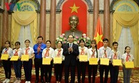 Chủ tịch nước Trần Đại Quang gặp mặt đại biểu dự liên hoan chỉ huy Đội giỏi toàn quốc lần thứ 3