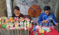 Nghệ nhân đồ chơi dân gian cùng trình diễn tại phố cổ Hà Nội