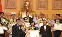 Phó Thủ tướng Trương Hòa Bình trao giải thưởng cho 36 cán bộ, công chức, viên chức trẻ giỏi toàn quốc năm 2018