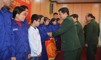 Đại tướng Ngô Xuân Lịch thăm, chúc Tết cán bộ, công nhân viên Nhà máy Z111