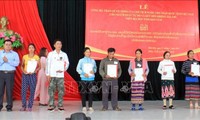 Trao quyết định nhập quốc tịch Việt Nam cho 38 công dân Lào