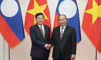 Thủ tướng Nguyễn Xuân Phúc tiếp Thủ tướng Lào
