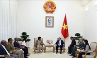Thủ tướng Nguyễn Xuân Phúc tiếp Bộ trưởng Quốc phòng và Cựu Chiến binh Nam Phi