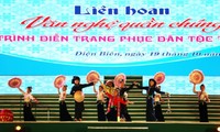 Liên hoan văn nghệ quần chúng, trình diễn trang phục dân tộc Thái ở Điện Biên