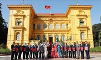 Phó Chủ tịch nước Đặng Thị Ngọc Thịnh trao quyết định cho 16 đại sứ Việt Nam tại nước ngoài nhiệm kỳ 2019-2022