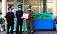 Hỗ trợ vật tư y tế và nhu yếu phẩm cho lực lượng vũ trang và nhân dân Lào
