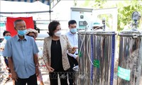 Chủ tịch Quốc hội Nguyễn Thị Kim Ngân dự bàn giao máy lọc nước cho người dân vùng hạn mặn Bến Tre
