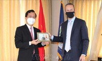 Đại sứ quán Việt Nam tại Hoa Kỳ tặng khẩu trang cho Cơ quan Phát triển tài chính quốc tế Hoa Kỳ
