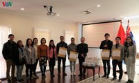 Đại sứ quán Việt Nam tại Australia trao tặng khẩu trang cho cộng đồng người Việt 