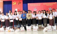Quảng Bình: Trao tặng 100 suất quà cho sinh viên Lào có hoàn cảnh khó khăn đang học tập tại địa phương