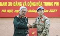 Trao quyết định cho sĩ quan Việt Nam đi thực hiện nhiệm vụ tại Trụ sở Liên hợp quốc
