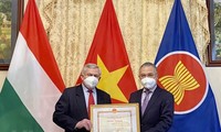 Trao tặng Bằng khen của Bộ Ngoại giao cho Hội Hữu nghị Hungary - Việt Nam 