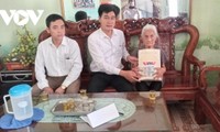 Đài tiếng nói Việt Nam trao quà ủng hộ các gia đình chính sách tại một số địa phương với tổng giá trị hơn 300 triệu đồng