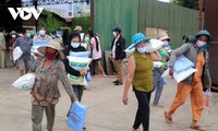 Hàng nghìn hộ người Campuchia gốc Việt tiếp tục được nhận cứu trợ