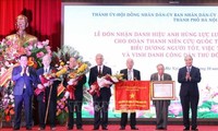 Chủ tịch nước Nguyễn Xuân Phúc trao danh hiệu Anh hùng cho Đoàn Thanh niên cứu quốc Thành Hoàng Diệu