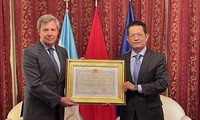 Trao tặng Huân chương Hữu nghị cho nguyên Đại sứ Argentina tại Việt Nam