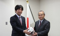 Trao tặng Thủ tướng Nhật Bản quả bóng có chữ ký của các tuyển thủ Việt Nam