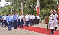 Chủ tịch Quốc hội Vương Đình Huệ dâng hương, dâng hoa Đền thờ Bác Hồ tại Trà Vinh