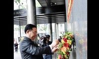 Chủ tịch Quốc hội dâng hoa tưởng niệm Chủ tịch Hồ Chí Minh tại Thủ đô London, Vương quốc Anh
