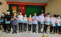 Cơ quan thường trú VOV tại Khu vực Đồng bằng Sông Cửu Long thăm, tặng quà cho học sinh nghèo, có hoàn cảnh khó khăn