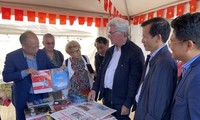 Báo Nhân dân tham dự Hội báo Nhân đạo tại Pháp