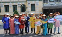 Đoàn du khách đầu tiên của Trung Quốc đến du lịch thành phố Hồ Chí Minh  sau đại dịch COVID-19 