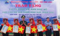 Trao cờ Tổ quốc và ảnh Chủ tịch Hồ Chí Minh cho người dân vùng cao tỉnh Lai Châu