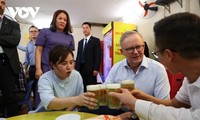 Thủ tướng Australia Anthony Albanese uống bia hơi, ăn bánh mì truyền thống Hà Nội 